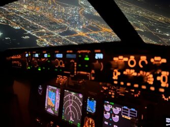 Boeing 737-800 cockpit nocny let