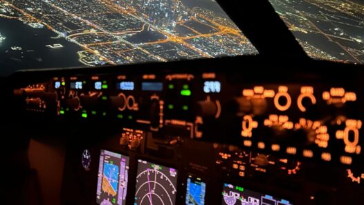 Boeing 737-800 cockpit nocny let